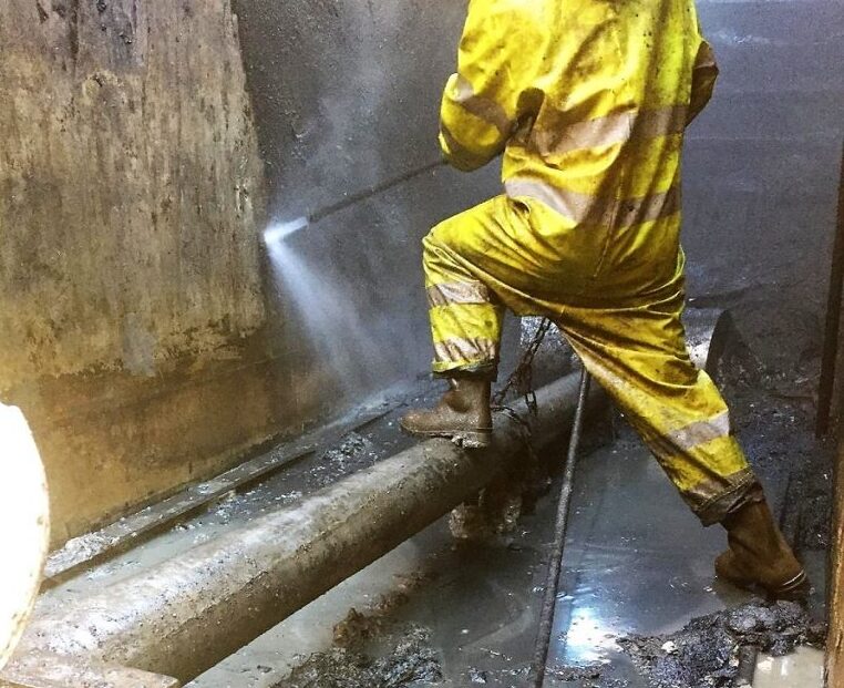 jet cleaning inside an oil tank